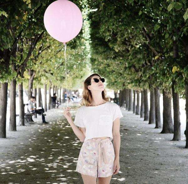 牵个粉色气球在巴黎闲逛，成了网红还收获了爱情