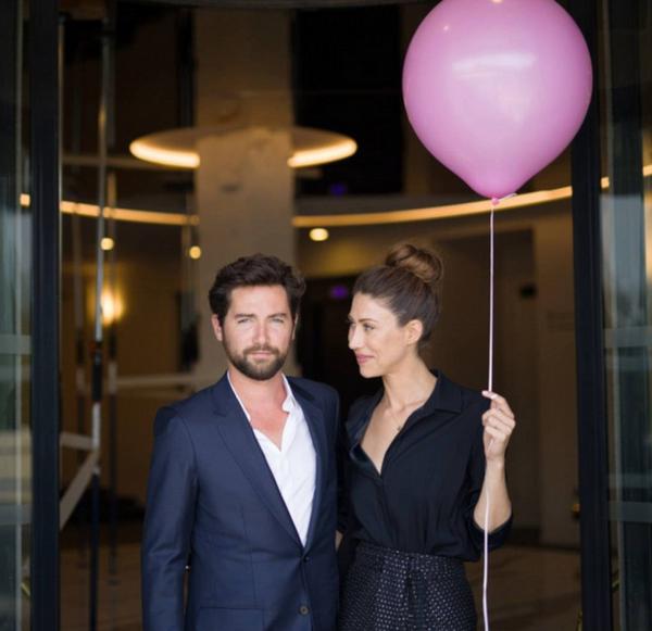 牵个粉色气球在巴黎闲逛，成了网红还收获了爱情