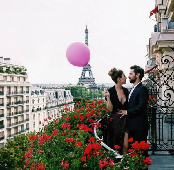 牵个粉色气球在巴黎闲逛，成了网红还收获了爱情