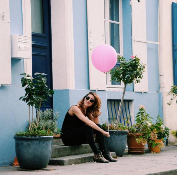 牵个粉色气球在巴黎闲逛，成了网红还收获了爱情