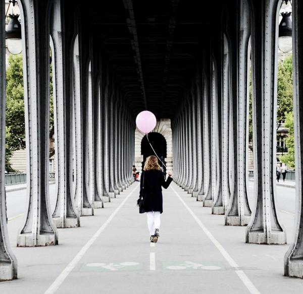 牵个粉色气球在巴黎闲逛，成了网红还收获了爱情