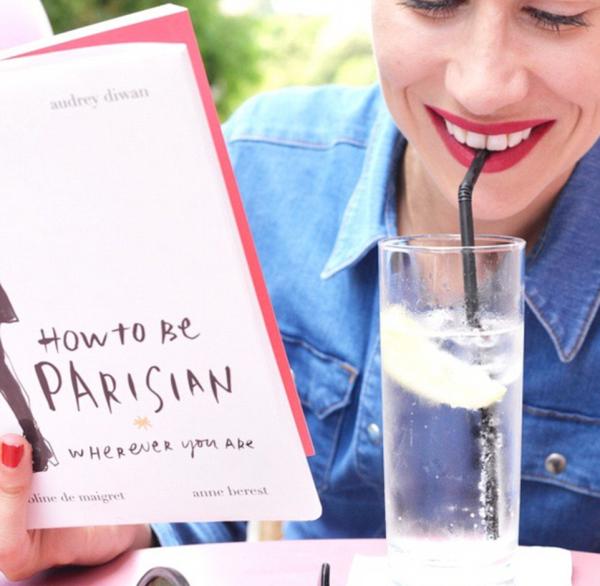 牵个粉色气球在巴黎闲逛，成了网红还收获了爱情