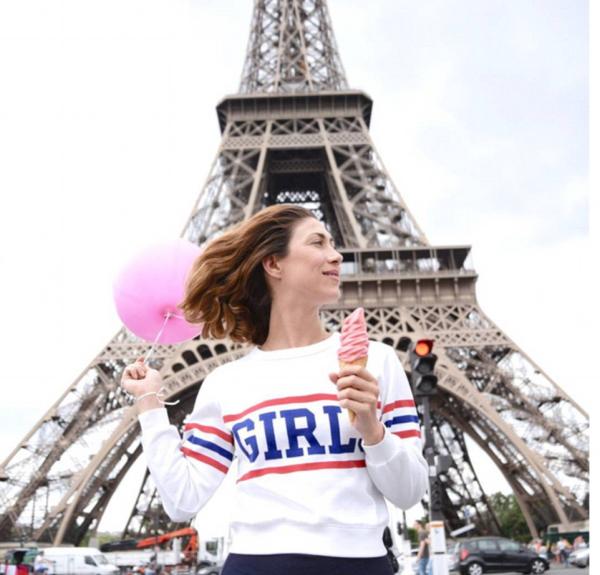 牵个粉色气球在巴黎闲逛，成了网红还收获了爱情