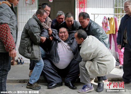 12月16日消息，家住广东清远英德的邓桂梁今年33岁，因为体重超过520斤，被村民称为“肥梁”，他的体重更是超越曾经的“中国第一胖”梁用。“肥梁”食量惊人，一顿能吃下8碗饭，要六七个大汉齐心协力才能抬得动他。