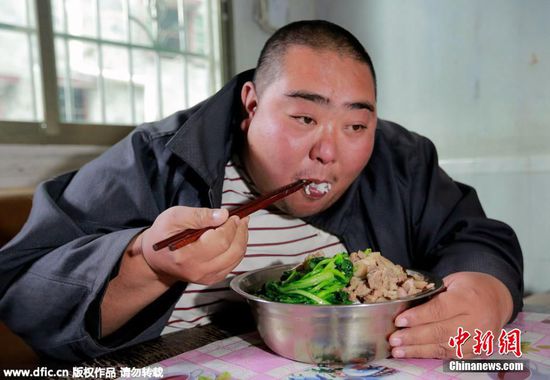 12月16日消息，家住广东清远英德的邓桂梁今年33岁，因为体重超过520斤，被村民称为“肥梁”，他的体重更是超越曾经的“中国第一胖”梁用。“肥梁”食量惊人，一顿能吃下8碗饭，要六七个大汉齐心协力才能抬得动他。