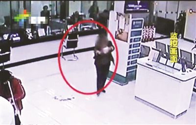 银行监控画面显示地面上到处都是被泼的粪便。