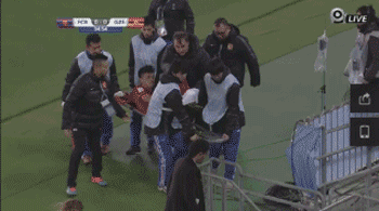 世俱杯巴萨3比0恒大：苏牙帽子戏法，恒大球员邹正断腿