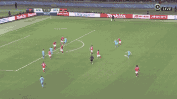 世俱杯巴萨3比0恒大：苏牙帽子戏法，恒大球员邹正断腿