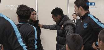 世俱杯巴萨3比0恒大：苏牙帽子戏法，恒大球员邹正断腿