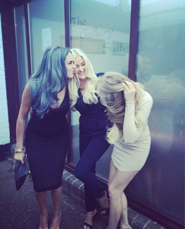 同样是网红发自拍，英国热辣三姐妹已经赚了72万