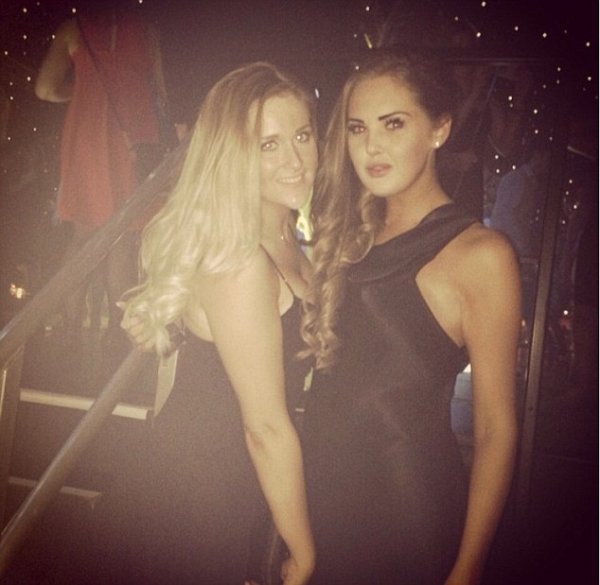 同样是网红发自拍，英国热辣三姐妹已经赚了72万