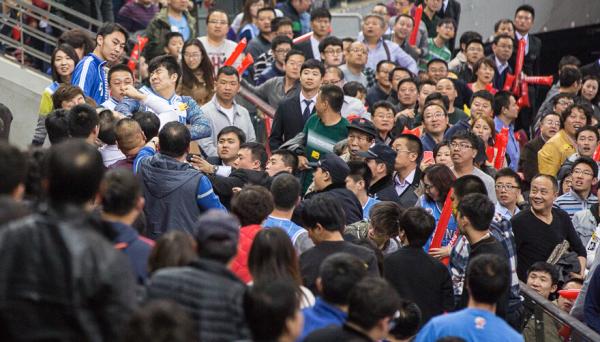 CBA球迷的戾气为何这么重？满面鲜血的郭艾伦该向谁讨公道