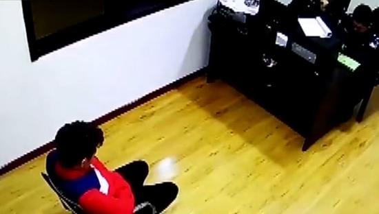 未满18岁，砸伤郭艾伦的CBA观众不予刑事拘留