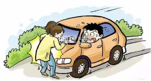 男子开车从妻子身上碾过