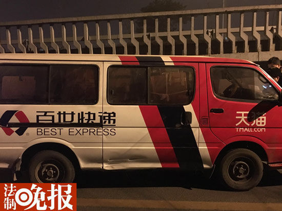 快递车非法停车司机见交警逃跑 整车快递被拖走