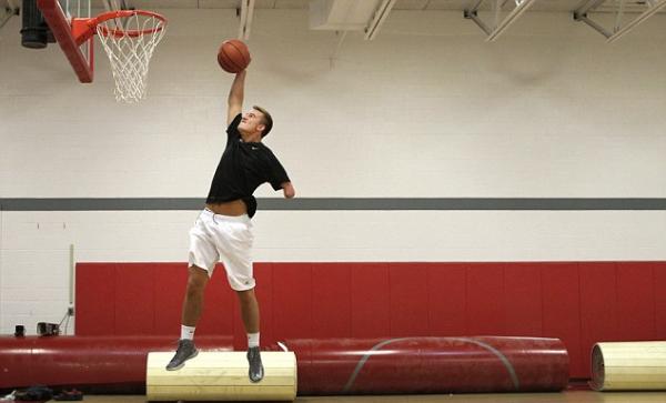 惭愧啊！人家独臂也能打NCAA，连乔丹都曾为他鼓掌