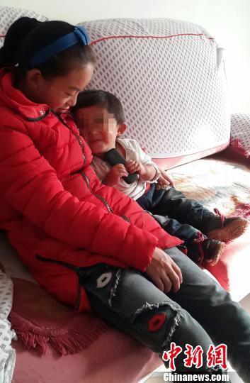 青海一家庭有3个“瓷娃娃” 8岁女孩曾骨折12次