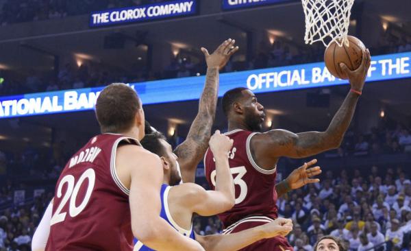 “圣诞大战”库里只进了一个三分，但詹姆斯还是败给了勇士