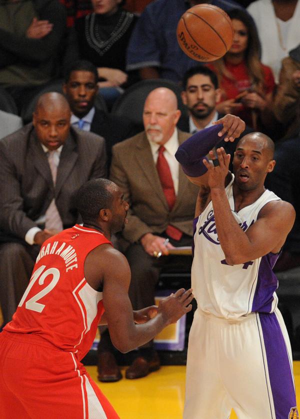 为了最后一次“圣诞大战”，科比赛前治疗了4个小时