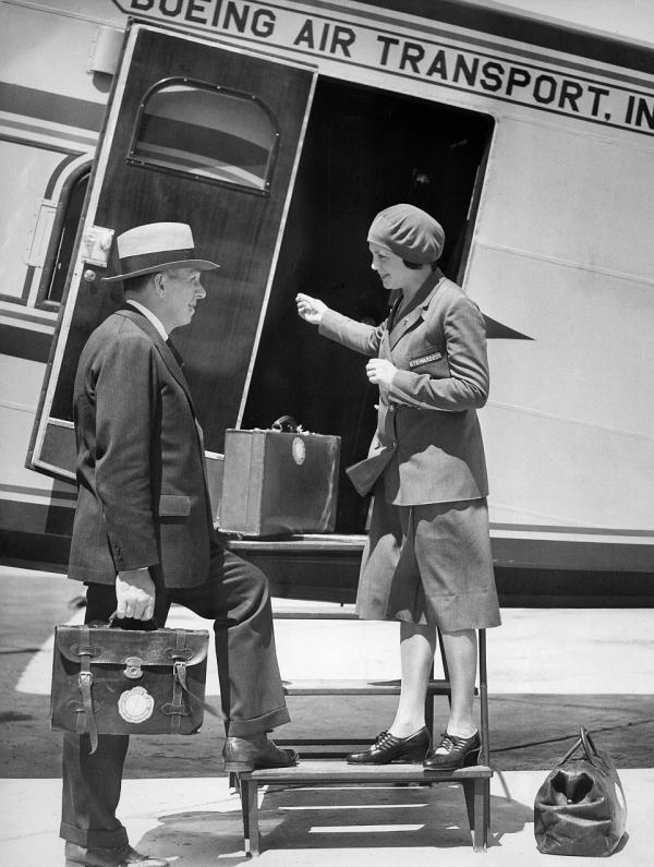 在1930年当第一代空姐是怎样一种体验？