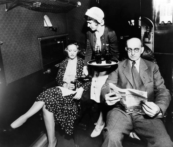 在1930年当第一代空姐是怎样一种体验？