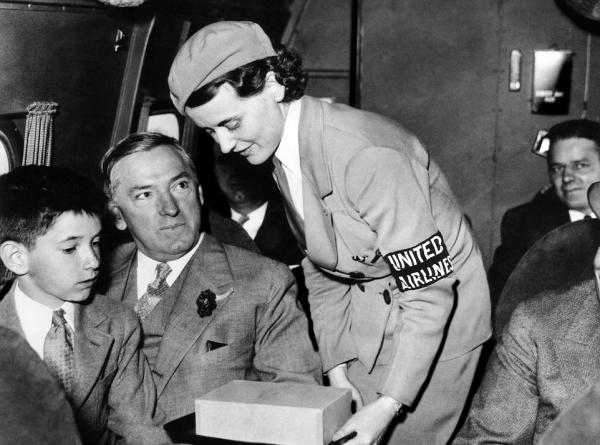 在1930年当第一代空姐是怎样一种体验？