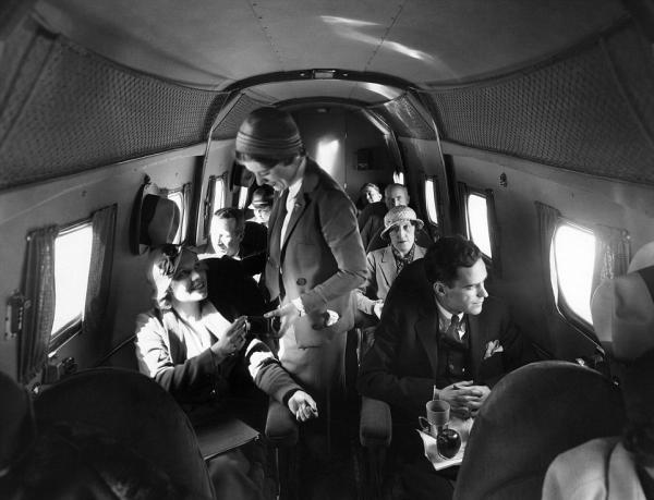 在1930年当第一代空姐是怎样一种体验？