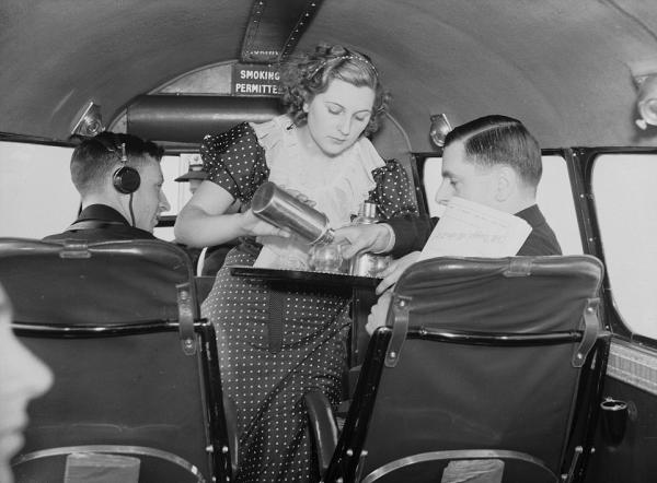 在1930年当第一代空姐是怎样一种体验？