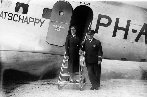 在1930年当第一代空姐是怎样一种体验？