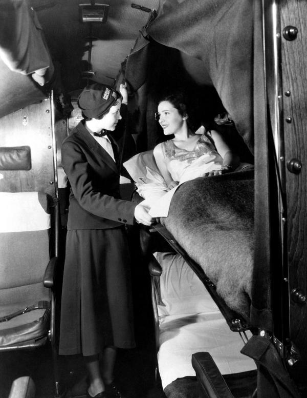 在1930年当第一代空姐是怎样一种体验？