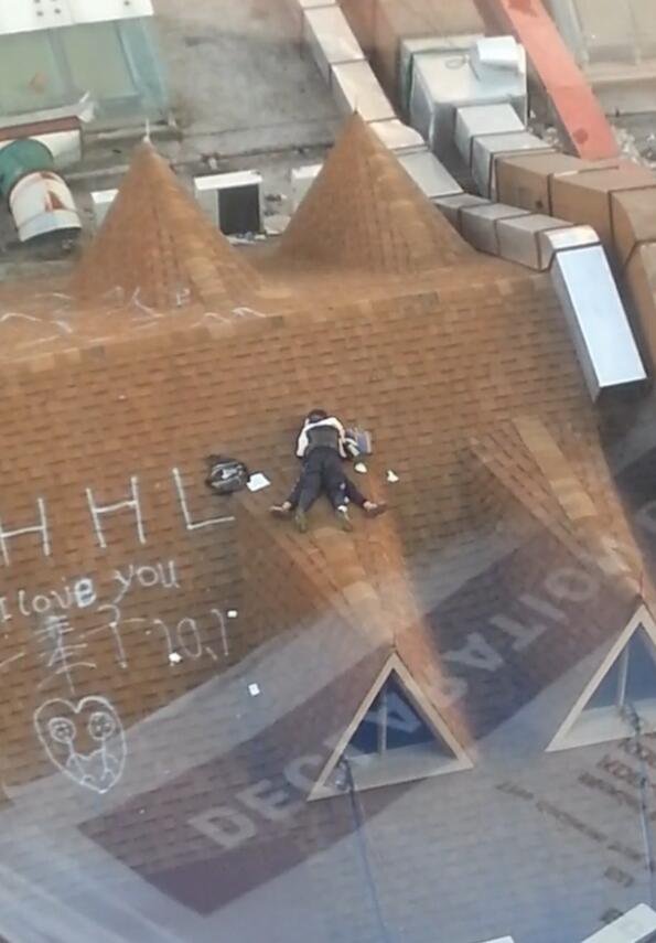 曝温州2名中学生身着校服在楼顶亲热(图)