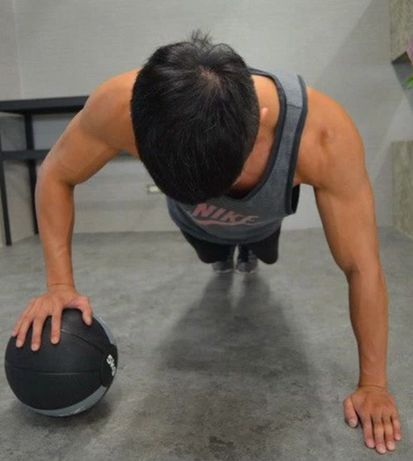 同样是影帝，一个花30万贴“模”，一个用9个月健身