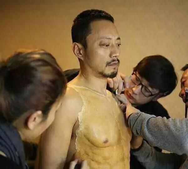 同样是影帝，一个花30万贴“模”，一个用9个月健身