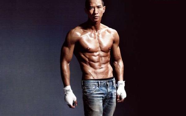 同样是影帝，一个花30万贴“模”，一个用9个月健身