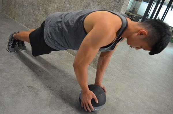 同样是影帝，一个花30万贴“模”，一个用9个月健身