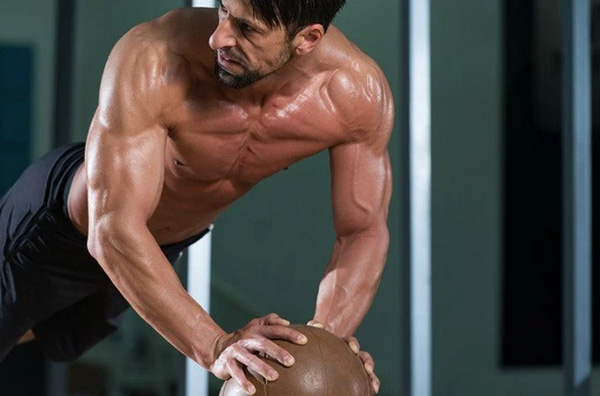 同样是影帝，一个花30万贴“模”，一个用9个月健身