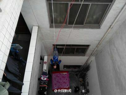 男孩被锁家中绑电线