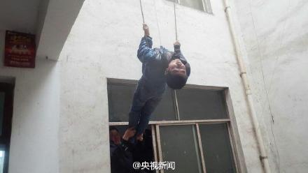 男孩被锁家中绑电线