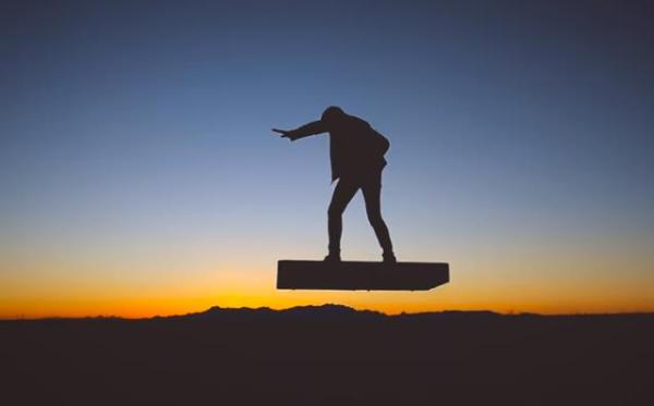 每日一词：时尚时尚最时尚的悬浮板