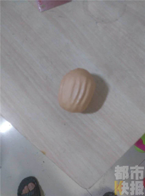 市民买到怪鸡蛋长的像核桃。