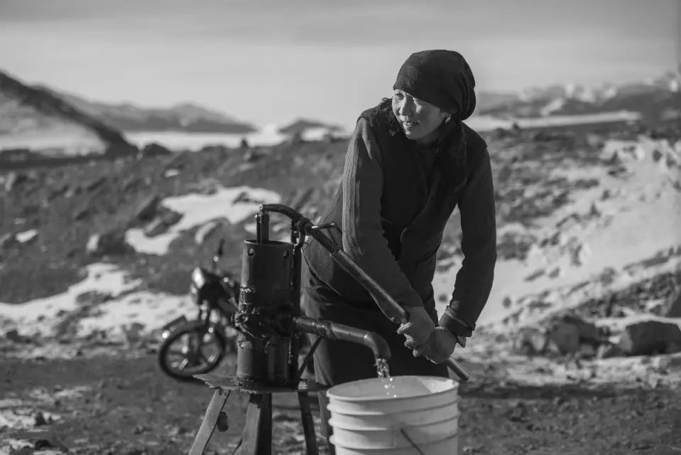 赛里木湖畔的母亲