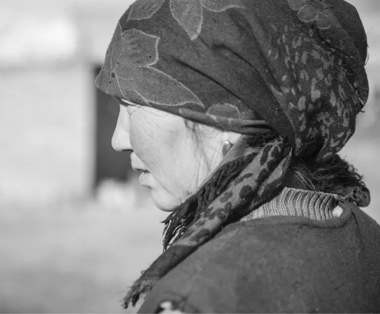 赛里木湖畔的母亲