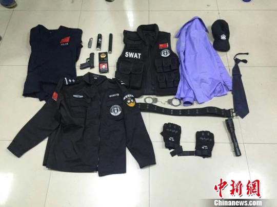 为阻止父亲嫖娼 小伙网淘特警服街头“执勤”(图)