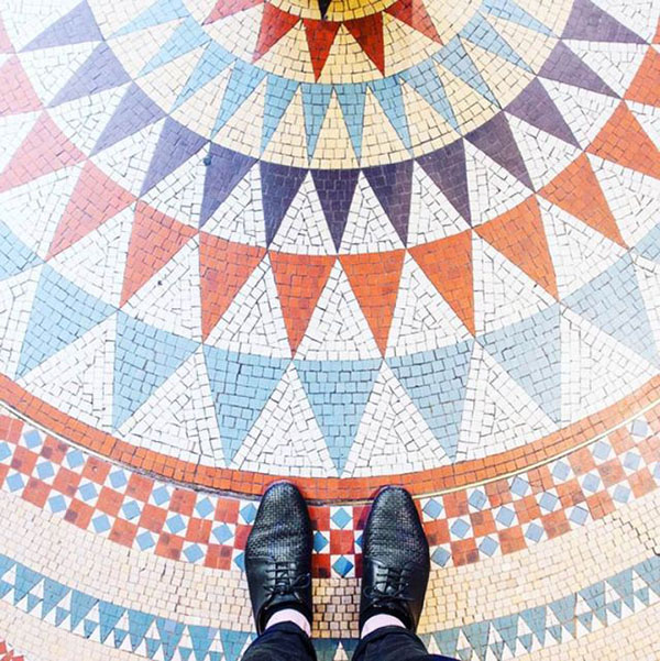 你抬头看风景，这个人在低头看脚