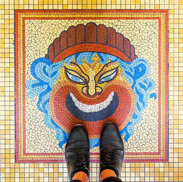 你抬头看风景，这个人在低头看脚