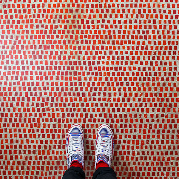 你抬头看风景，这个人在低头看脚