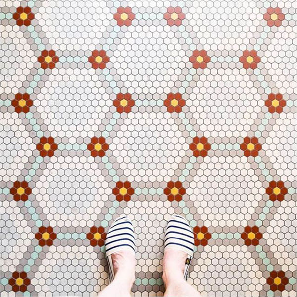 你抬头看风景，这个人在低头看脚