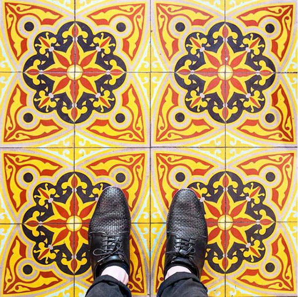 你抬头看风景，这个人在低头看脚