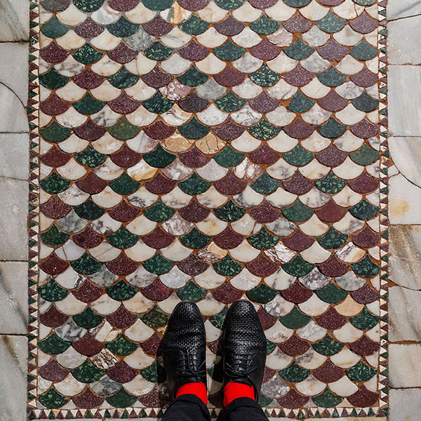 你抬头看风景，这个人在低头看脚