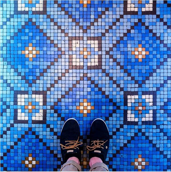 你抬头看风景，这个人在低头看脚